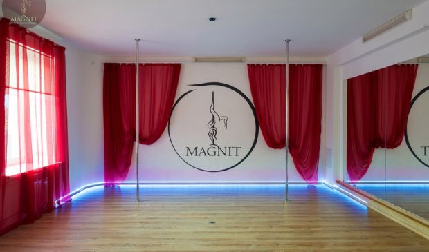 Фотография Школа танцев «МАГНИТ» Большой танцевальный зал со съемными пилонами 56 кв.м.