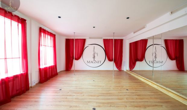 Фотография Школа танцев «МАГНИТ» Большой танцевальный зал со съемными пилонами 56 кв.м.