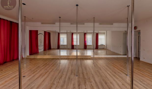 Фотография Школа танцев «МАГНИТ» Большой танцевальный зал со съемными пилонами 56 кв.м.