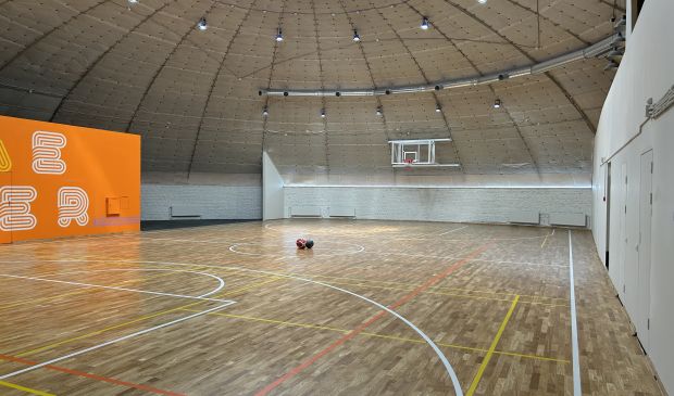 Фотография Спортзал 28х15 для игровых видов спорта 