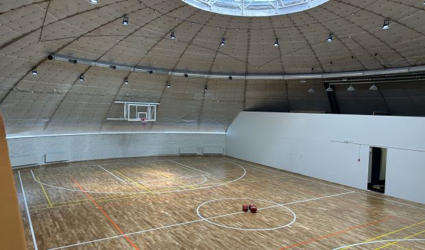 Фотография Спортзал 28х15 для игровых видов спорта 